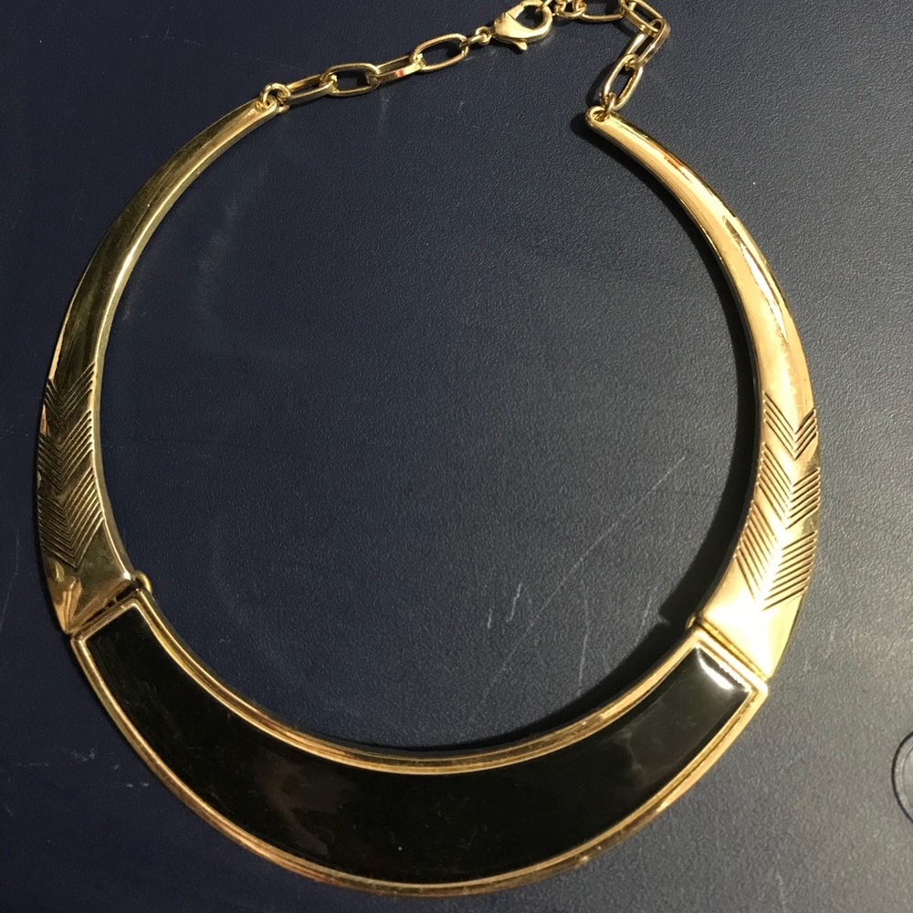 Choker necklace with adjustable chain
